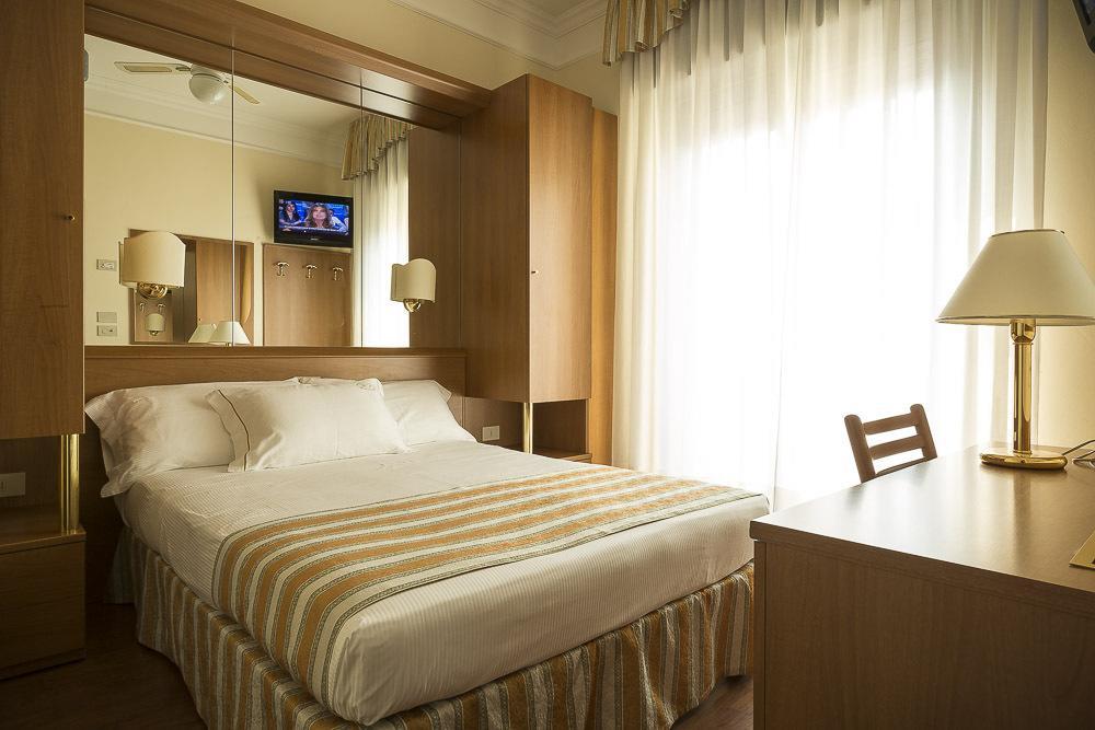 Hotel Imperia Lido di Jesolo Buitenkant foto